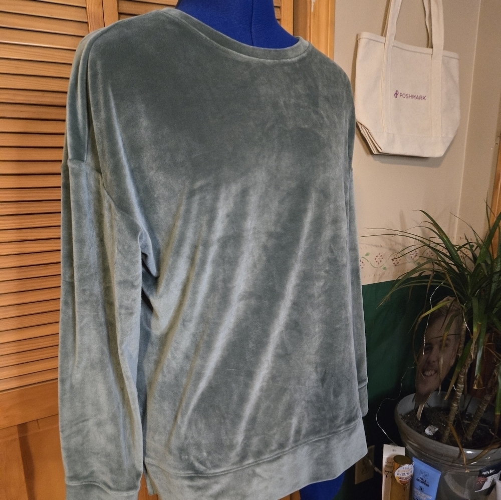 32 Degrees Women's Green Velvet Sweatshirt
